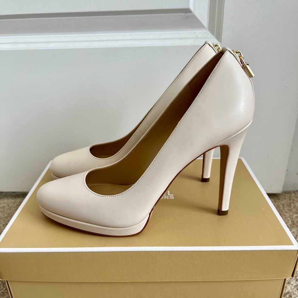 Michael Kors leather pumps in Light Cream, Size 8.5